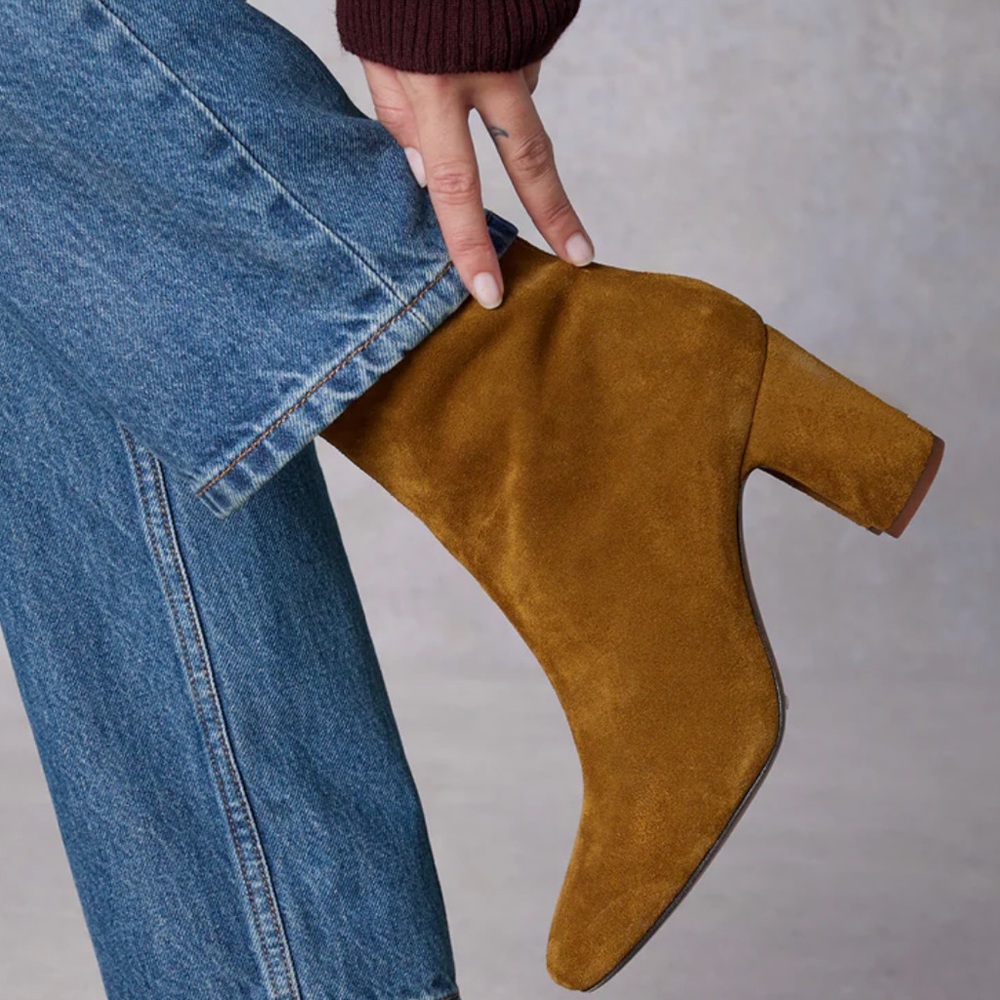 Rouje Suede Ankle Boots in Tan - size 39 - great condition! 🤎